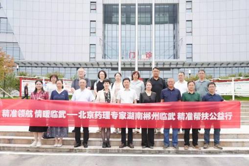 一群人在街道上  AI 生成的内容可能不正确。
